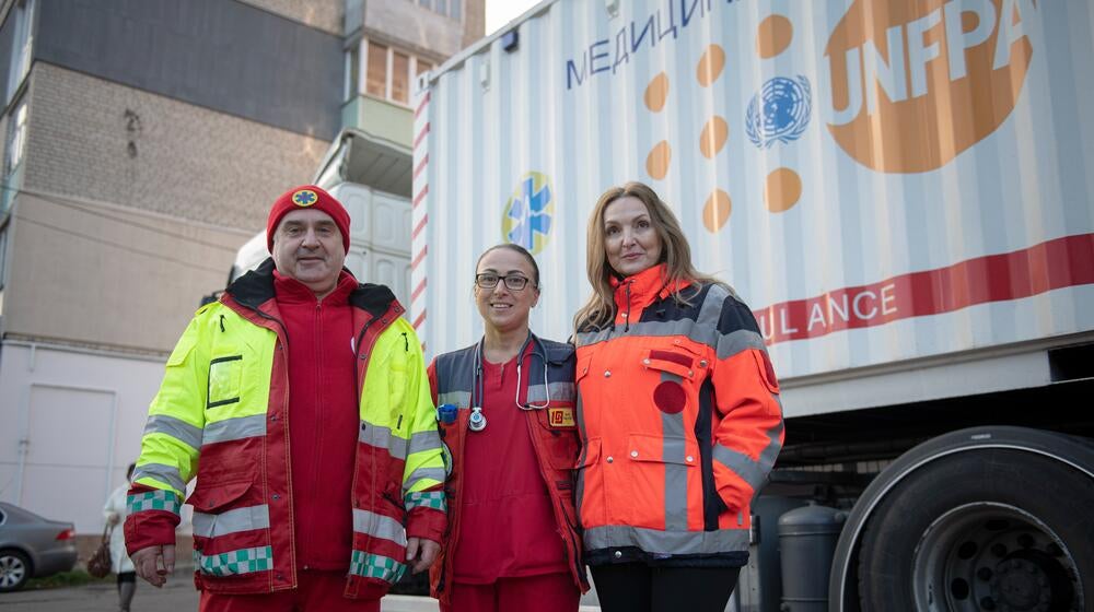 Doctors at an emergency medical centre work in de-occupied areas of the Kharkiv region of Ukraine to provide sexual and reproductive health care for women and girls in urgent need. © UNFPA/Andriy Kravchenko