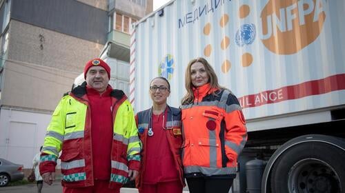 Doctors at an emergency medical centre work in de-occupied areas of the Kharkiv region of Ukraine to provide sexual and reproductive health care for women and girls in urgent need. © UNFPA/Andriy Kravchenko