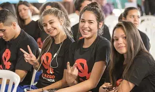 Los jóvenes participan en campaña para poner fin a los noviazgos...